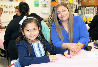  Kindergarten Students Host a Night for Mom photo3